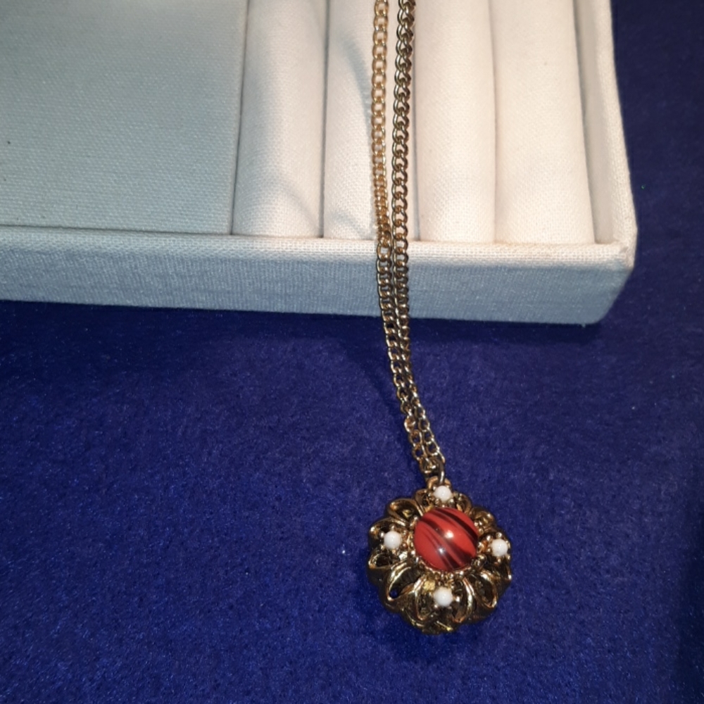 VINTAGE LOOK. GOLDTONE NECKLACE